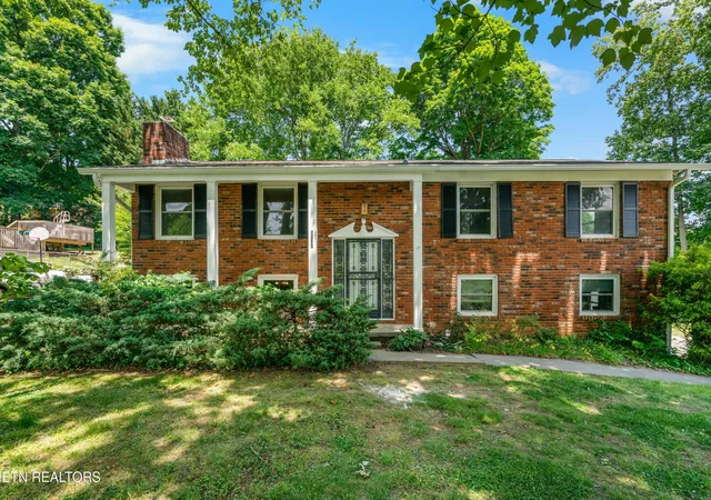 Homes for sale in Knoxville, TN | 4201 Pleasantwood Dr, Knoxville, TN 37921 | MLS# 1341223