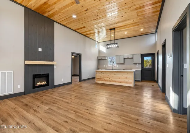 Photo 3 of Single family home for sale at 982 Smokey Mountain Queen Rd, Sevierville, TN 37876 | MLS# 1327469 | Listing updated on 2026-09-28