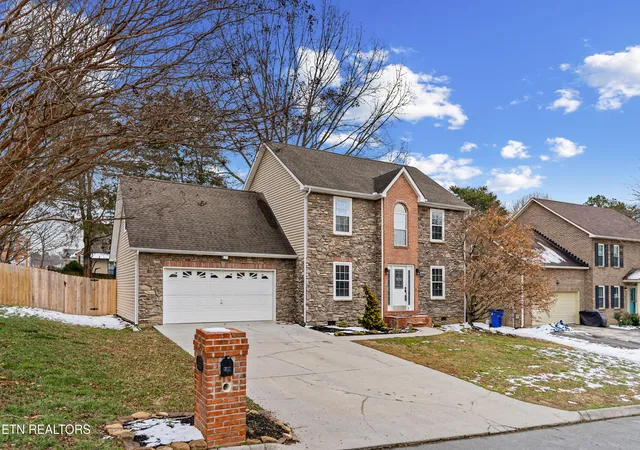 Photo 2 of Sale Pending at 1720 Wynrush Cir, Knoxville, TN 37923 | MLS# 1328627 | Listing updated on 2026-02-16
