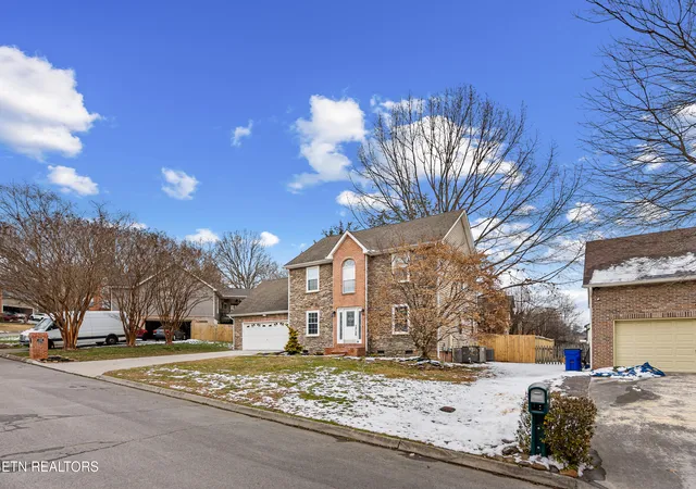 Photo 3 of Sale Pending at 1720 Wynrush Cir, Knoxville, TN 37923 | MLS# 1328627 | Listing updated on 2026-02-16