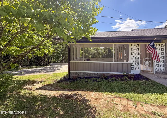 3rd image of 2010 Martha Berry Dr, Knoxville, TN 37918 | MLS# 1329128