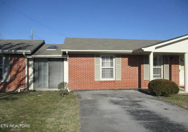 Photo 3 of Single family home for sale at 494 10th Street, Crossville, TN 38555 | MLS# 1328998 | Listing updated on 2026-08-02