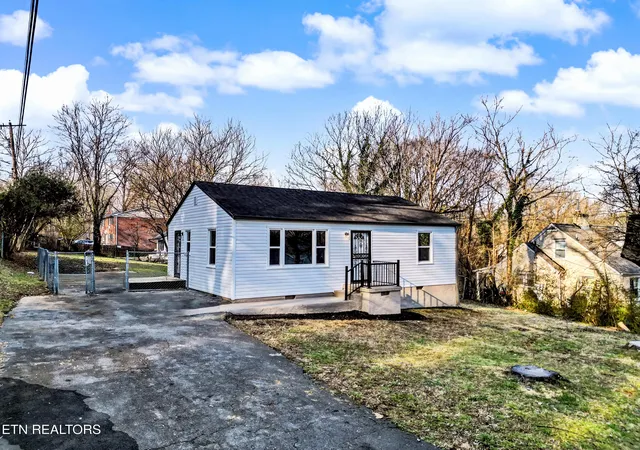 Photo 3 of Sale Pending at 119 Holston Ct, Knoxville, TN 37914 | MLS# 1329610 | Listing updated on 2026-02-24
