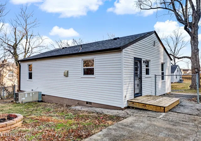 Photo 4 of Sale Pending at 119 Holston Ct, Knoxville, TN 37914 | MLS# 1329610 | Listing updated on 2026-02-24