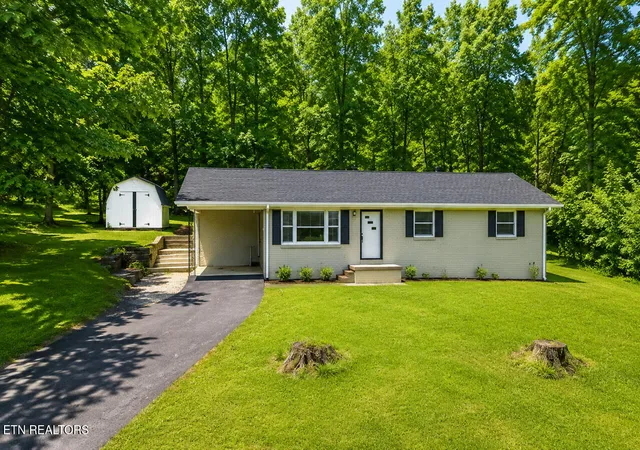 Homes for sale in Livingston, TN | 402 S Hillcrest Dr, Livingston, TN 38570 | MLS# 1335833