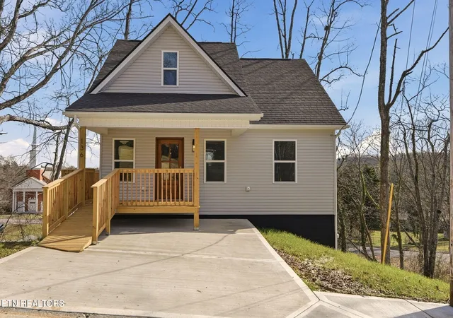 Homes for sale in Oak Ridge, TN | 136 California Ave, Oak Ridge, TN 37830 | MLS# 1330253