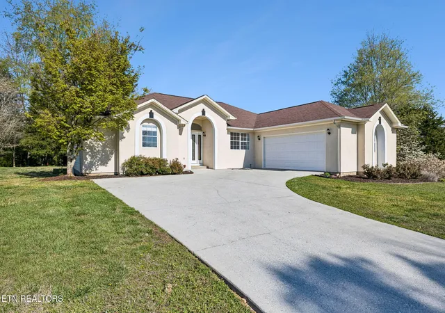 Photo 1 of Sale Pending at 407 Elokwa Pl, Loudon, TN 37774 | MLS# 1333971 | Listing updated on 2026-10-20