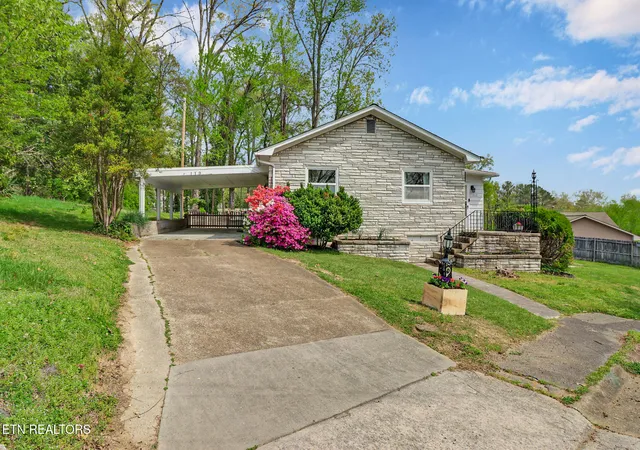 Homes for sale in Oak Ridge, TN | 119 E Magnolia Ln, Oak Ridge, TN 37830 | MLS# 1335749