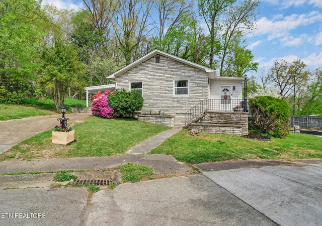 Homes for sale in Oak Ridge, TN | 119 E Magnolia Ln, Oak Ridge, TN 37830 | MLS# 1335749