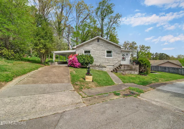 Homes for sale in Oak Ridge, TN | 119 E Magnolia Ln, Oak Ridge, TN 37830 | MLS# 1335749