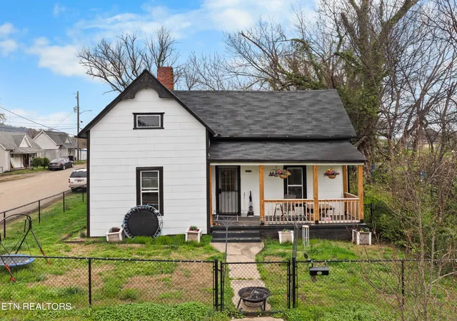 Homes for sale in Knoxville, TN | 2918 Johnston St, Knoxville, TN 37921 | MLS# 1332780