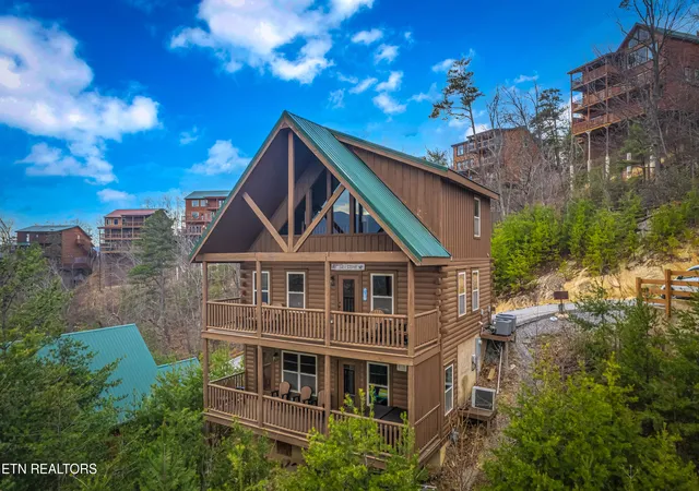 Homes for sale in Pigeon Forge, TN | 4836 Highland Pl Wy, Pigeon Forge, TN 37863 | MLS# 1331881