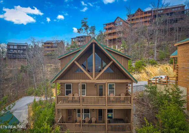 Homes for sale in Pigeon Forge, TN | 4836 Highland Pl Wy, Pigeon Forge, TN 37863 | MLS# 1331881
