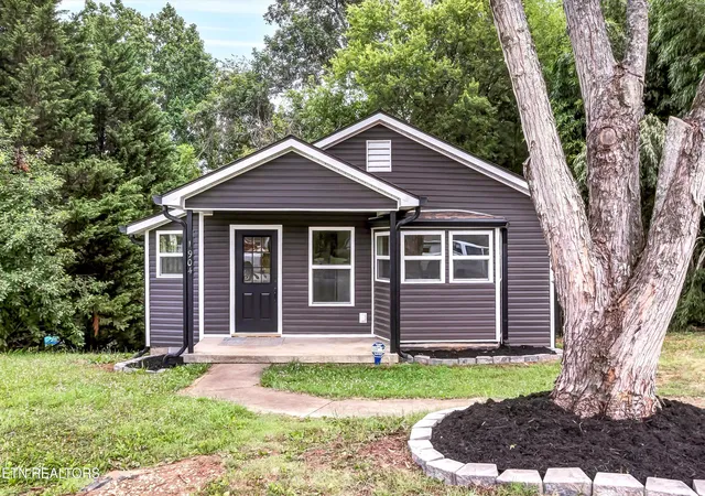 Photo 2 of Single family home for sale at 1904 Smokemont Dr, Maryville, TN 37801 | MLS# 1332101 | Listing updated on 2026-09-18