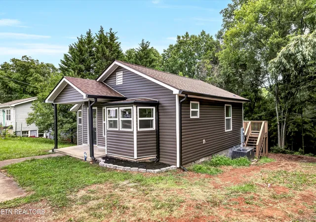 Photo 3 of Single family home for sale at 1904 Smokemont Dr, Maryville, TN 37801 | MLS# 1332101 | Listing updated on 2026-09-18