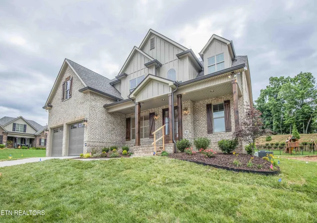 Photo 2 of Single family home for sale at 722 Eaglehorne Ln, Knoxville, TN 37909 | MLS# 1332509 | Listing updated on 2026-09-17