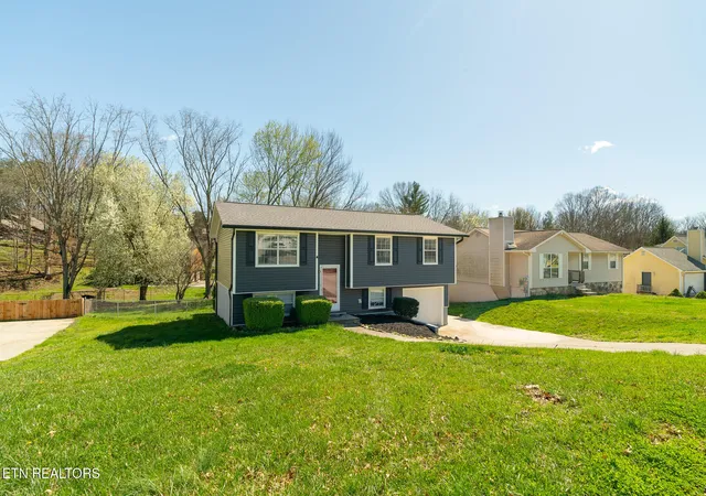 Photo 3 of Single family home for sale at 7536 Inverrary Cir, Knoxville, TN 37918 | MLS# 1332889 | Listing updated on 2026-09-16