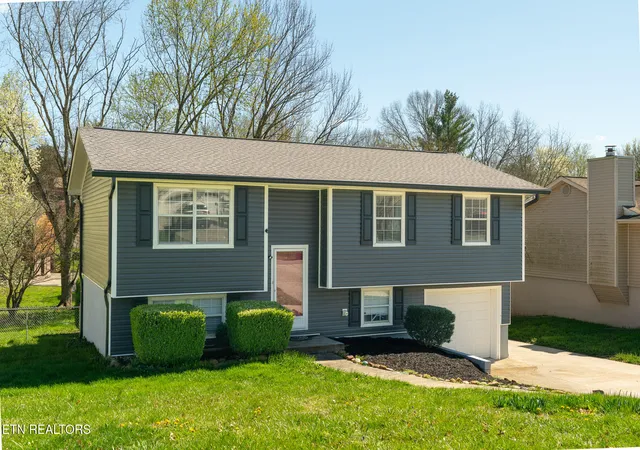 Photo 3 of Single family home for sale at 7536 Inverrary Cir, Knoxville, TN 37918 | MLS# 1332889 | Listing updated on 2026-09-16