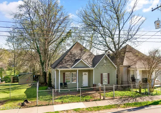 Photo 2 of Single family home for sale at 1332 Beaumont Ave, Knoxville, TN 37921 | MLS# 1333155 | Listing updated on 2026-04-21