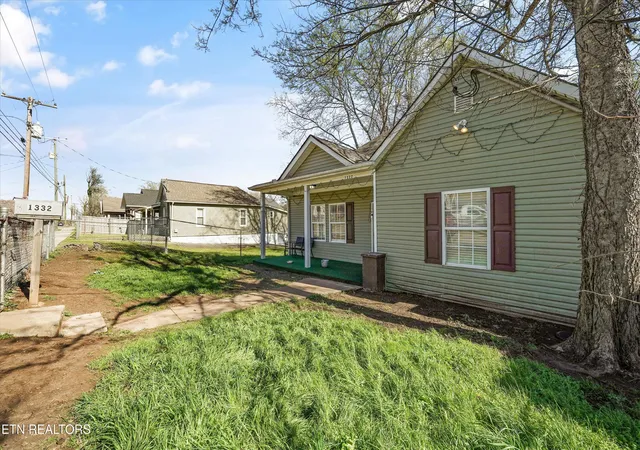 Photo 3 of Single family home for sale at 1332 Beaumont Ave, Knoxville, TN 37921 | MLS# 1333155 | Listing updated on 2026-04-21