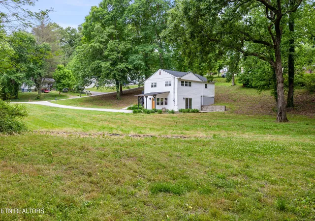 Photo 3 of Single family home for sale at 415 N Ridge Ave, Rockwood, TN 37854 | MLS# 1333365 | Listing updated on 2026-08-28
