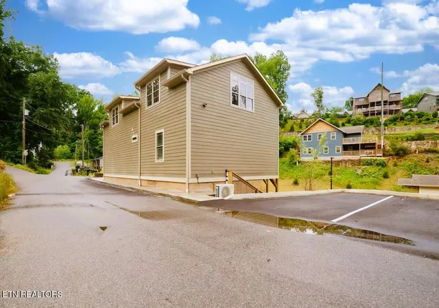Photo 2 of Single family home for sale at 260 Circle Dr, Gatlinburg, TN 37738 | MLS# 1333533 | Listing updated on 2026-09-12