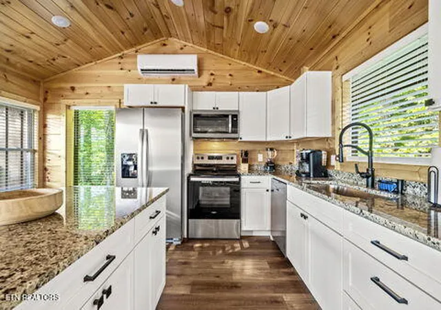Photo 4 of Single family home for sale at 1135 Shady Grv Ln, Gatlinburg, TN 37738 | MLS# 1334304 | Listing updated on 2026-09-18