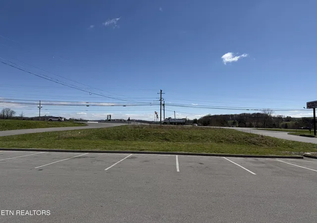 2nd image of 402 S Broad St, New Tazewell, TN 37825 | MLS# 1333965