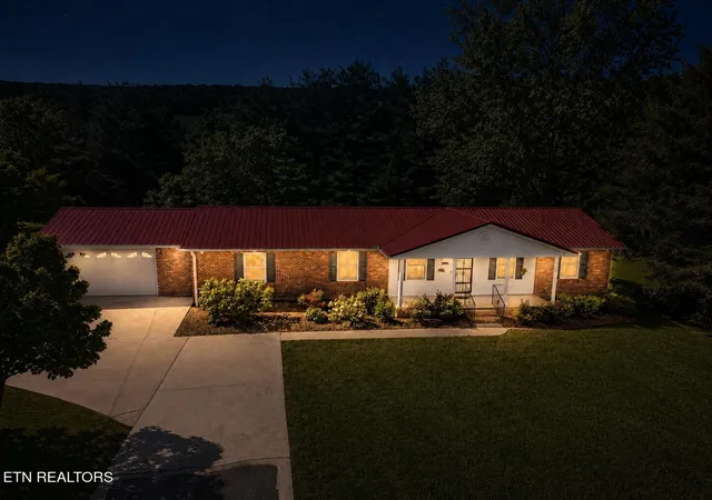 Photo 2 of Single family home for sale at 124 Lincoln St, Crossville, TN 38572 | MLS# 1339077 | Listing updated on 2026-09-21