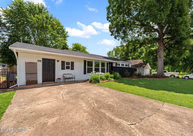 Photo 1 of Sale Pending at 1314 E Walnut Grv Dr, Knoxville, TN 37918 | MLS# 1334383 | Listing updated on 2026-08-30
