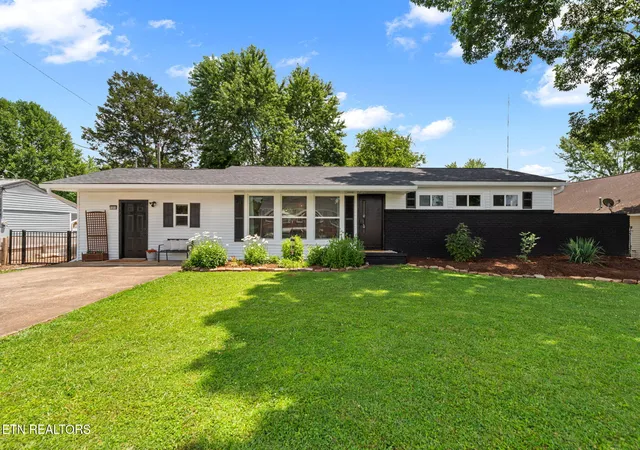 Photo 2 of Sale Pending at 1314 E Walnut Grv Dr, Knoxville, TN 37918 | MLS# 1334383 | Listing updated on 2026-08-30