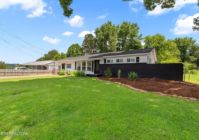 Photo 3 of Sale Pending at 1314 E Walnut Grv Dr, Knoxville, TN 37918 | MLS# 1334383 | Listing updated on 2026-08-30