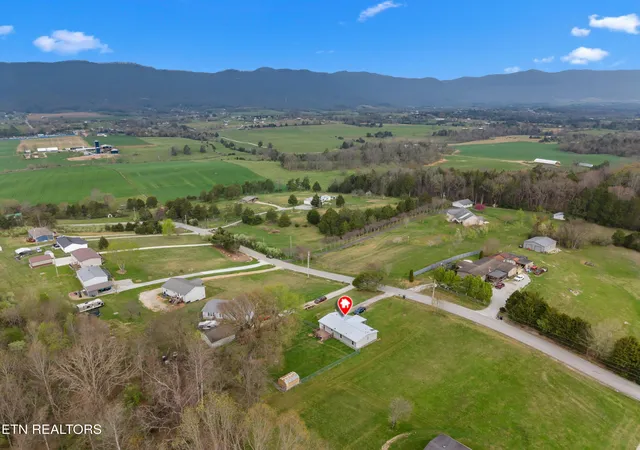 3rd image of 242 Cowan Ln, La Follette, TN 37766 | MLS# 1334562