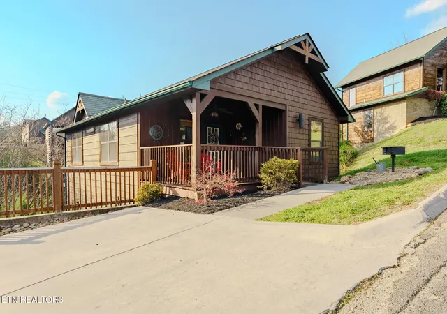 Photo 1 of Single family home for sale at 921 Mcmakin Way, Pigeon Forge, TN 37863 | MLS# 1334728 | Listing updated on 2026-03-31