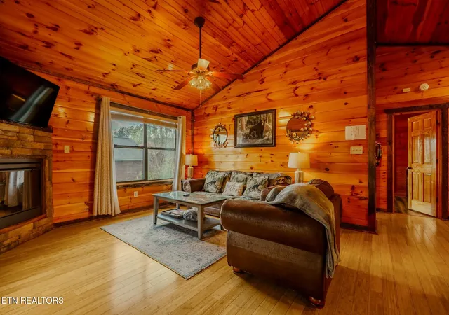 Photo 3 of Single family home for sale at 921 Mcmakin Way, Pigeon Forge, TN 37863 | MLS# 1334728 | Listing updated on 2026-03-31