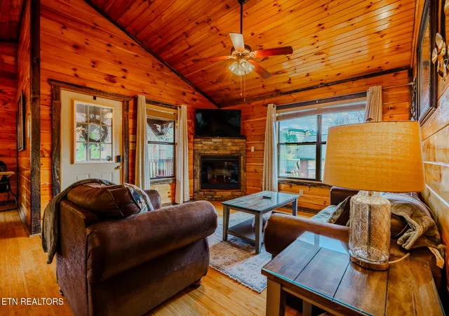 Photo 4 of Single family home for sale at 921 Mcmakin Way, Pigeon Forge, TN 37863 | MLS# 1334728 | Listing updated on 2026-03-31