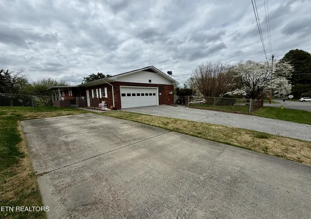 Homes for sale in Clinton, TN | 302 S Apache Rd, Clinton, TN 37716 | MLS# 1334788