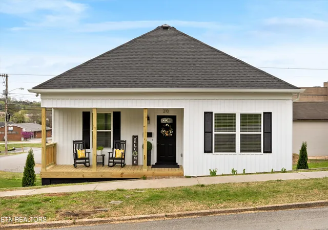 Homes for sale in Lenoir City, TN | 210 E 1st Ave, Lenoir City, TN 37771 | MLS# 1334905