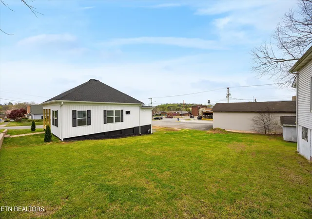 Homes for sale in Lenoir City, TN | 210 E 1st Ave, Lenoir City, TN 37771 | MLS# 1334905