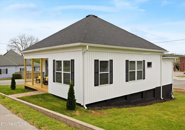 Homes for sale in Lenoir City, TN | 210 E 1st Ave, Lenoir City, TN 37771 | MLS# 1334905