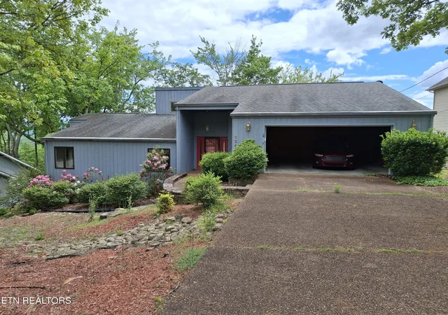 Photo 1 of Single family home for sale at 124 Sugarbush Cir, Crossville, TN 38558 | MLS# 1334941 | Listing updated on 2026-04-01