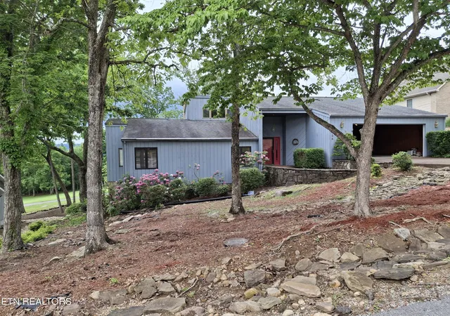 Photo 3 of Single family home for sale at 124 Sugarbush Cir, Crossville, TN 38558 | MLS# 1334941 | Listing updated on 2026-04-01