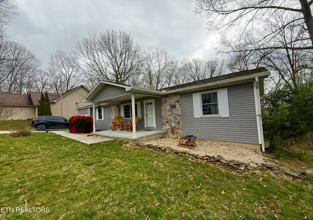 Photo 2 of Single family home for sale at 312 Lakeview Dr, Crossville, TN 38558 | MLS# 1335649 | Listing updated on 2026-05-08