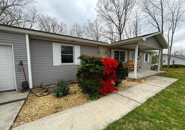 Photo 3 of Single family home for sale at 312 Lakeview Dr, Crossville, TN 38558 | MLS# 1335649 | Listing updated on 2026-05-08