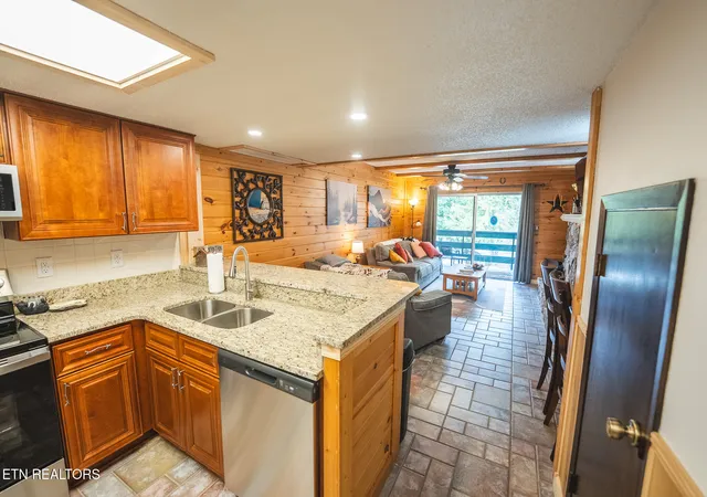Homes for sale in Gatlinburg, TN | 260 Roaring Frk Rd, Gatlinburg, TN 37738