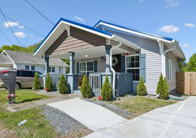 Photo 3 of Single family home for sale at 122 Pickering St, Knoxville, TN 37914 | MLS# 1335157 | Listing updated on 2026-04-14