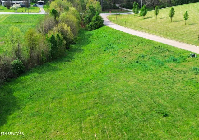 3rd image of 916 Carter Springs Dr, Maryville, TN 37801 | MLS# 1335321