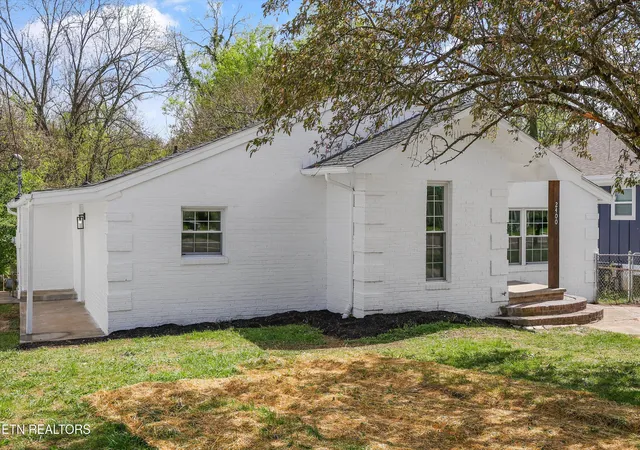 Homes for sale in Knoxville, TN | 2400 Wilson Ave, Knoxville, TN 37915 | MLS# 1335398