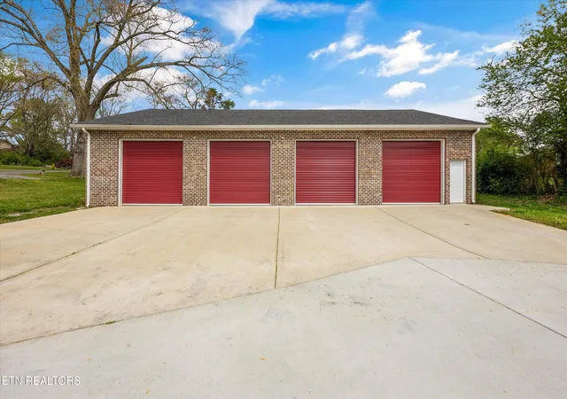 Photo 3 of Single family home for sale at 18165 E Highway 11, Lenoir City, TN 37772 | MLS# 1335465 | Listing updated on 2026-07-16