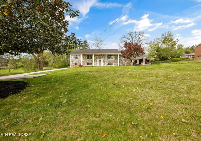 Photo 4 of Single family home for sale at 18165 E Highway 11, Lenoir City, TN 37772 | MLS# 1335465 | Listing updated on 2026-07-16